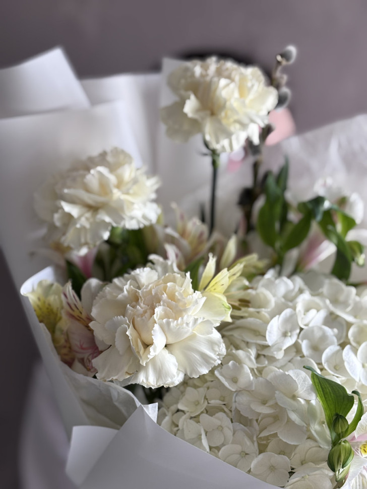 Гармония альстромерии и диантусов