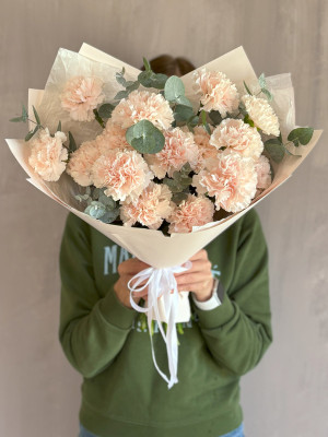 Букет из 15 диантусов Брют с эвкалиптом 