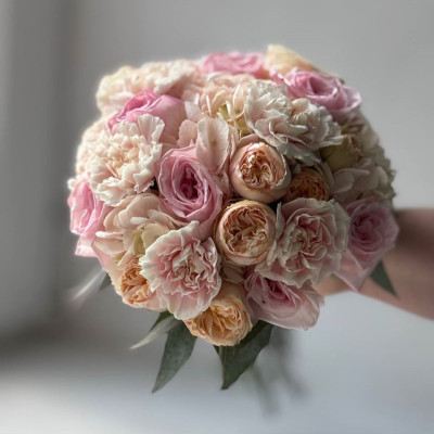 Букет невесты из гортензий и роз