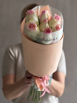 Букет «Танец семи роз»