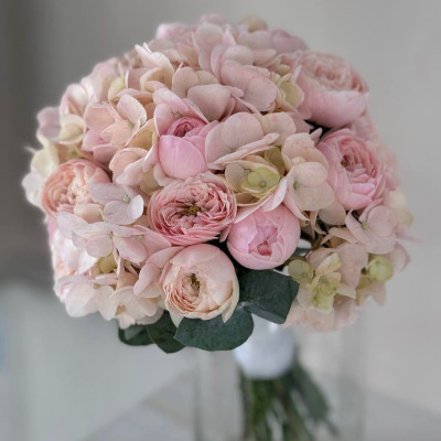 Свадебный букет из гортензий и пионовидных роз