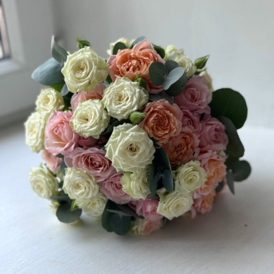 Свадебный букет из кустовых пионовидных роз