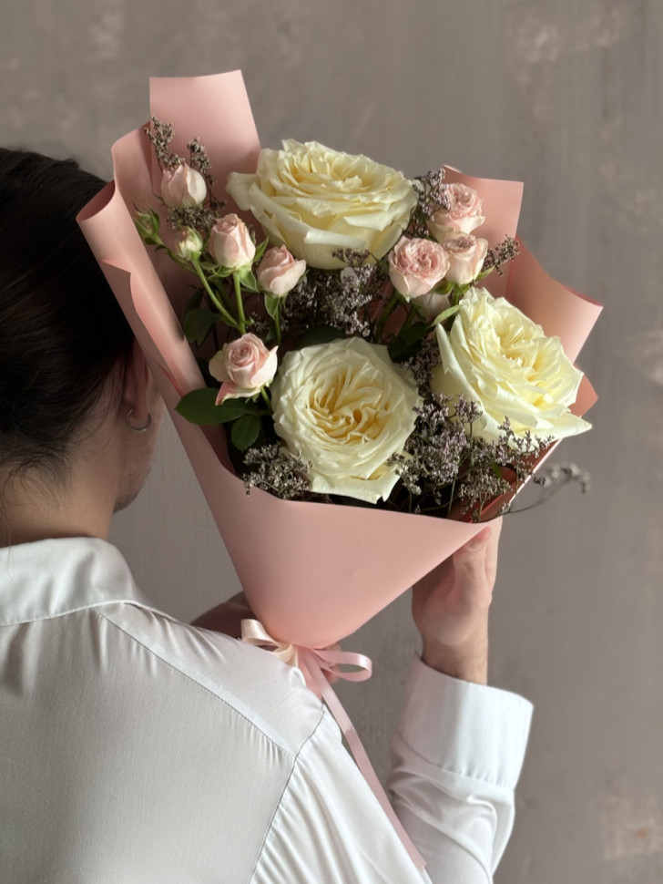 Букет из роз с добавлением лимониума