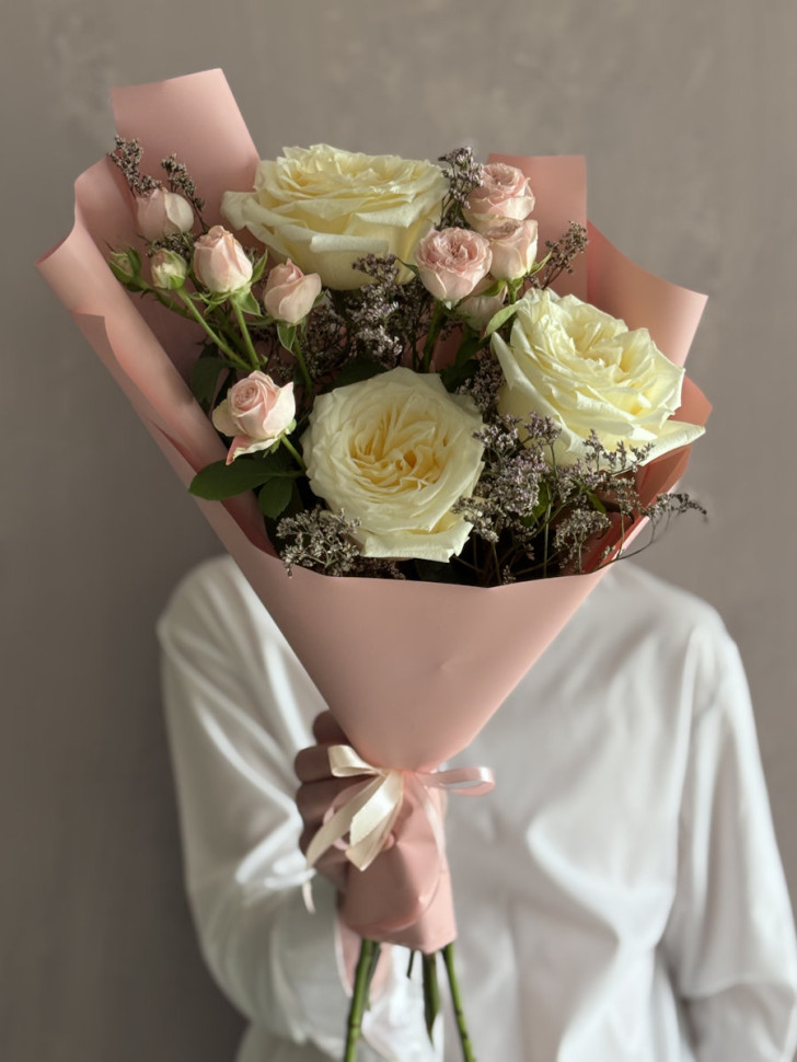 Букет из роз с добавлением лимониума