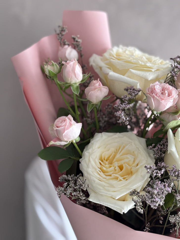 Букет из роз с добавлением лимониума