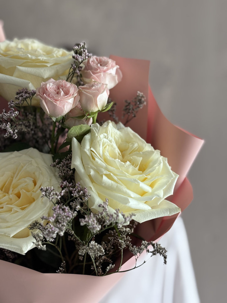 Букет из роз с добавлением лимониума