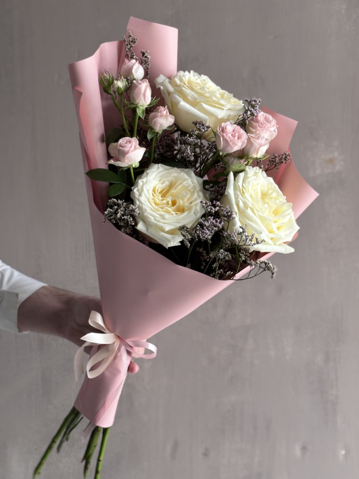 Букет из роз с добавлением лимониума