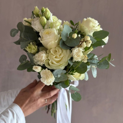 Букет невесты из роз и эвкалипта