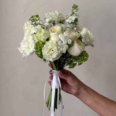 Букет невесты из пионовидных роз и лизиантусов