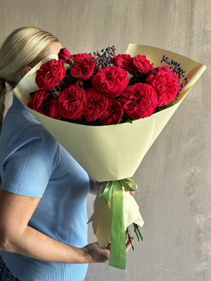 15 пионовидных роз