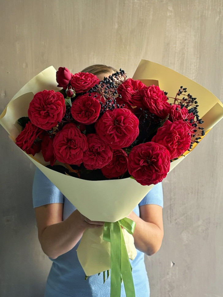 15 пионовидных роз