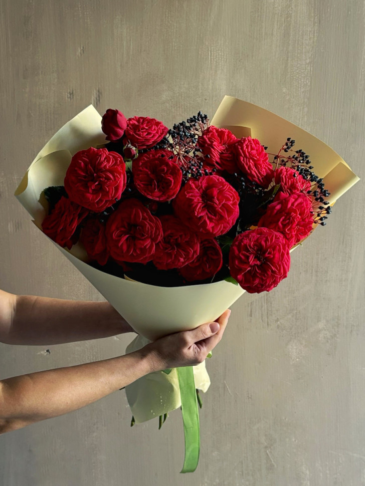 15 пионовидных роз