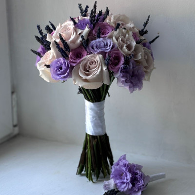 Букет невесты из лаванды и роз