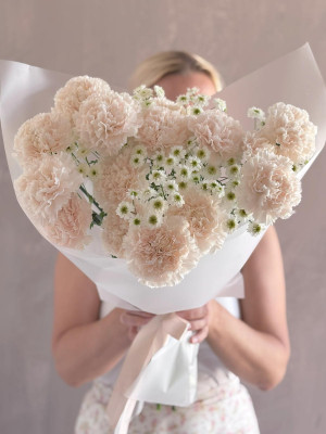 Букет из диантусов и ромашек 