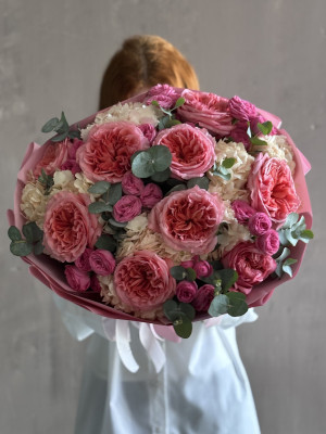 Композиция «Розы и эвкалипт: гармония природы»