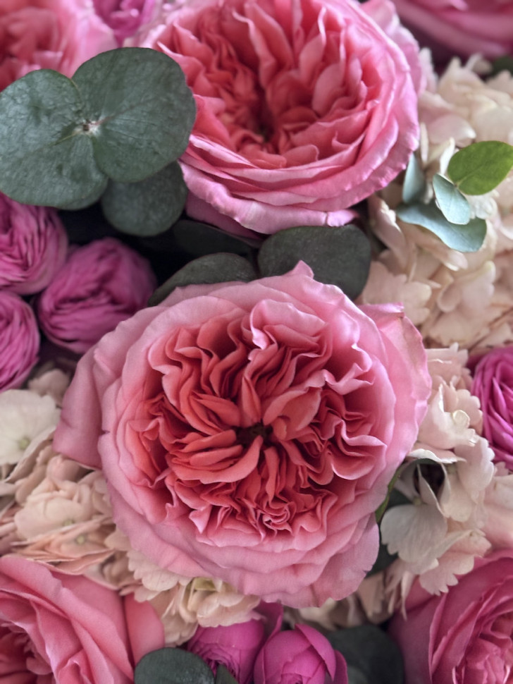 Композиция «Розы и эвкалипт: гармония природы»