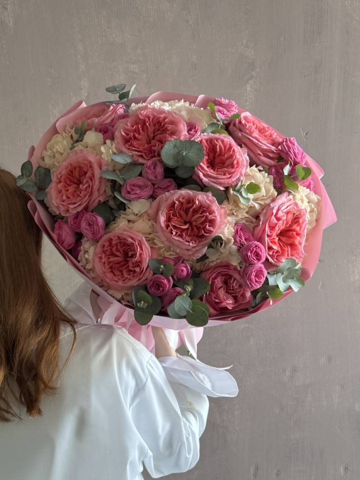 Композиция «Розы и эвкалипт: гармония природы»