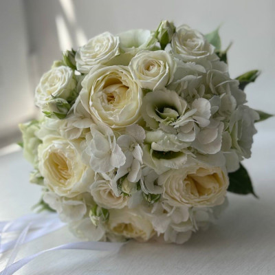 Букет из кустовых роз и эустомы