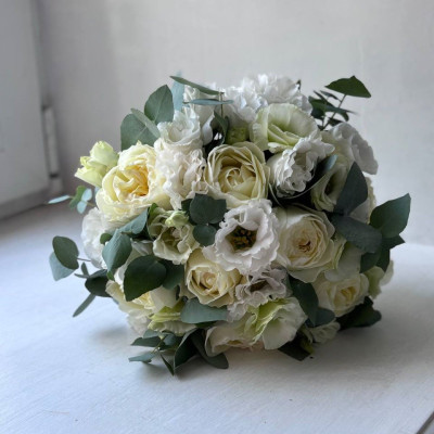 Свадебный букет из пионовидной розы, эустомы, эвкалипта