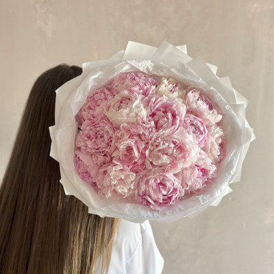 Букет из 15 нежных пионов Сара Бернар