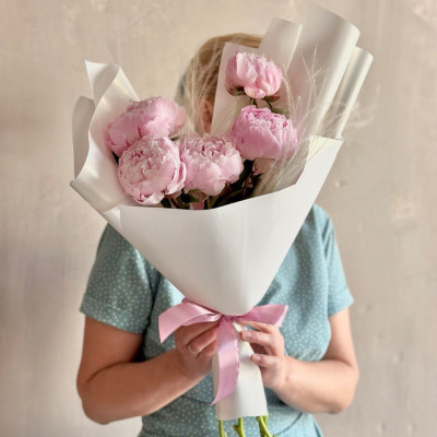 Букет из 5 пионов