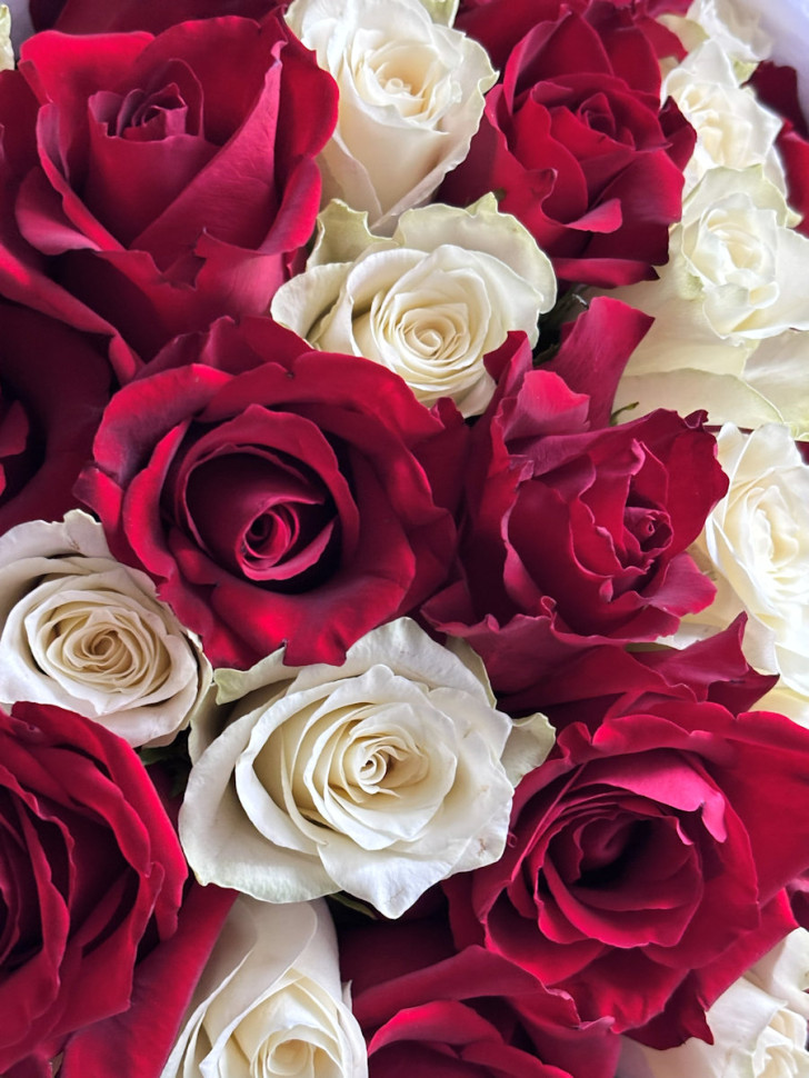 Букет «Контраст чувств из 35 роз»