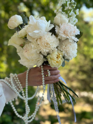 Букет невесты из пионов и цветов пастельных оттенков