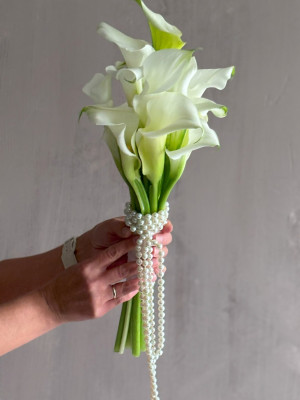 Свадебный букет из белых калл 