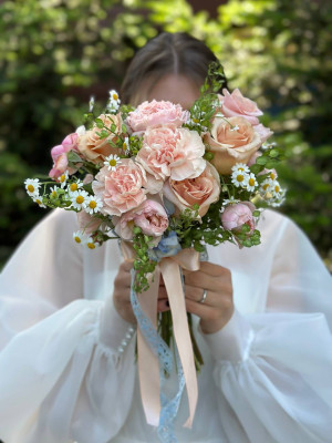 Букет невесты из персиково-голубых оттенков