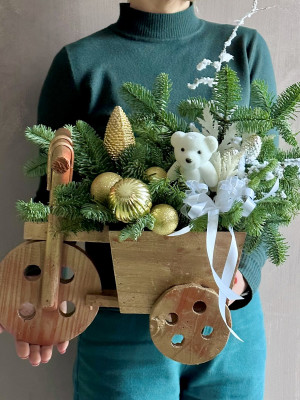 Композиция в деревянном велосипеде