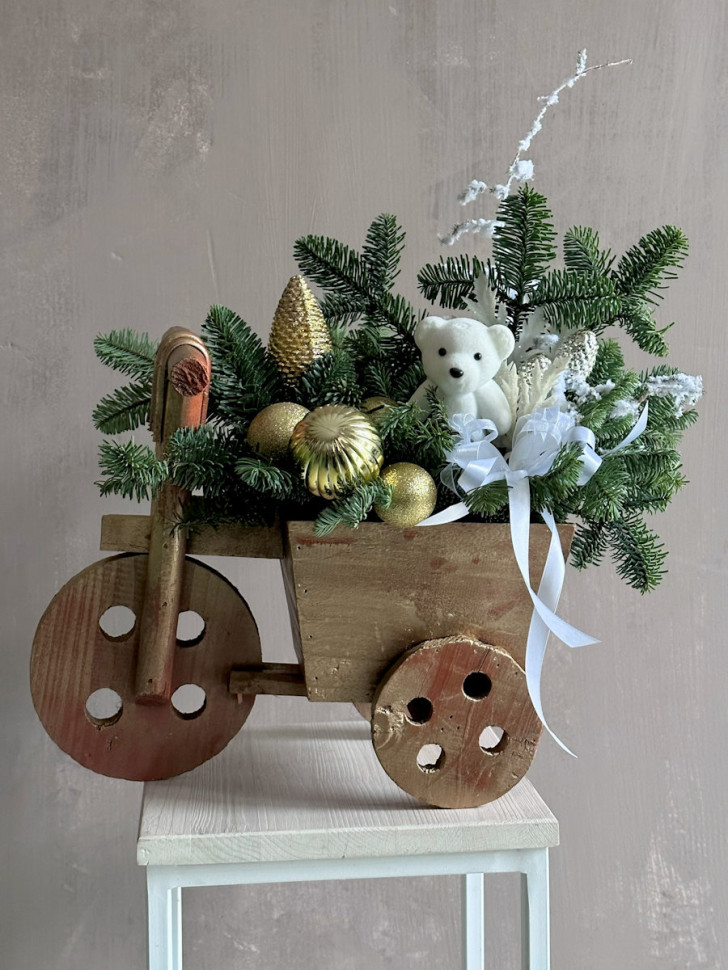 Композиция в деревянном велосипеде