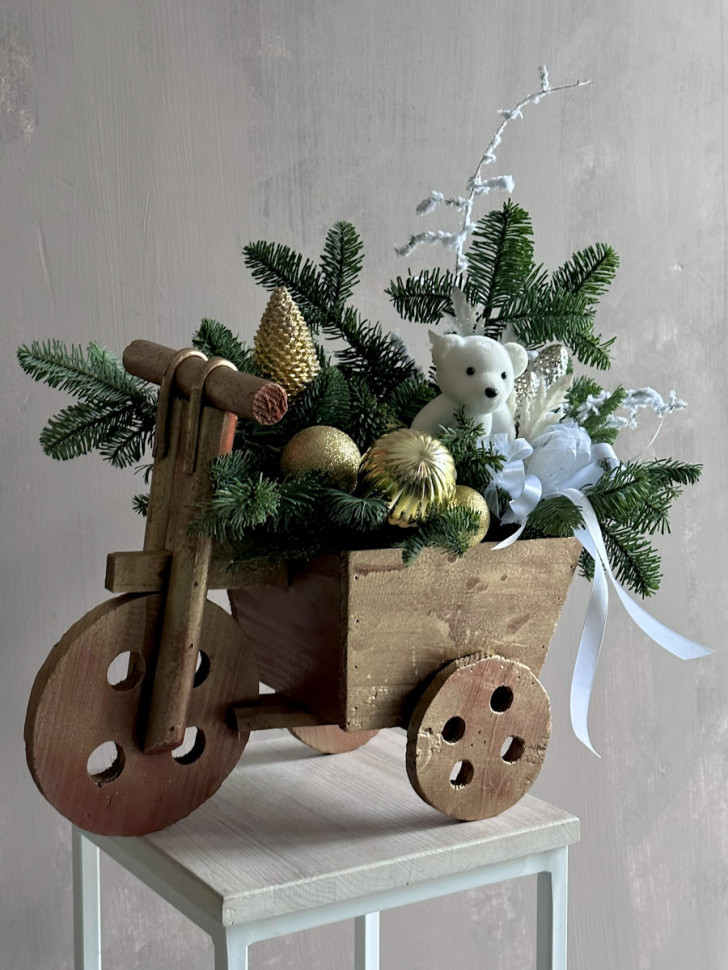 Композиция в деревянном велосипеде