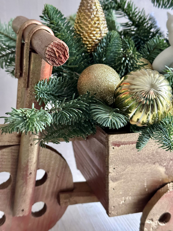 Композиция в деревянном велосипеде