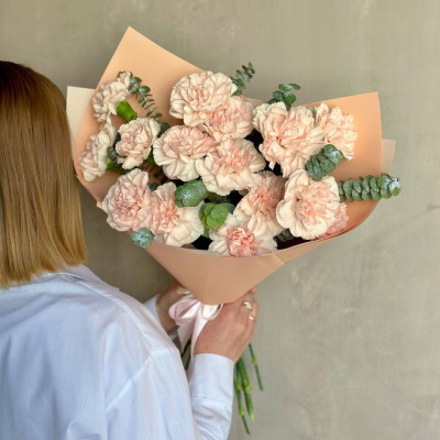 Букет из персиковых диантусов и эвкалипта