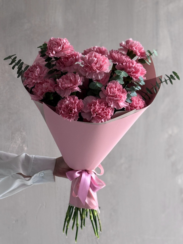 Букет из диантусов и эвкалипта