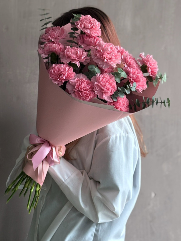 Букет из диантусов и эвкалипта