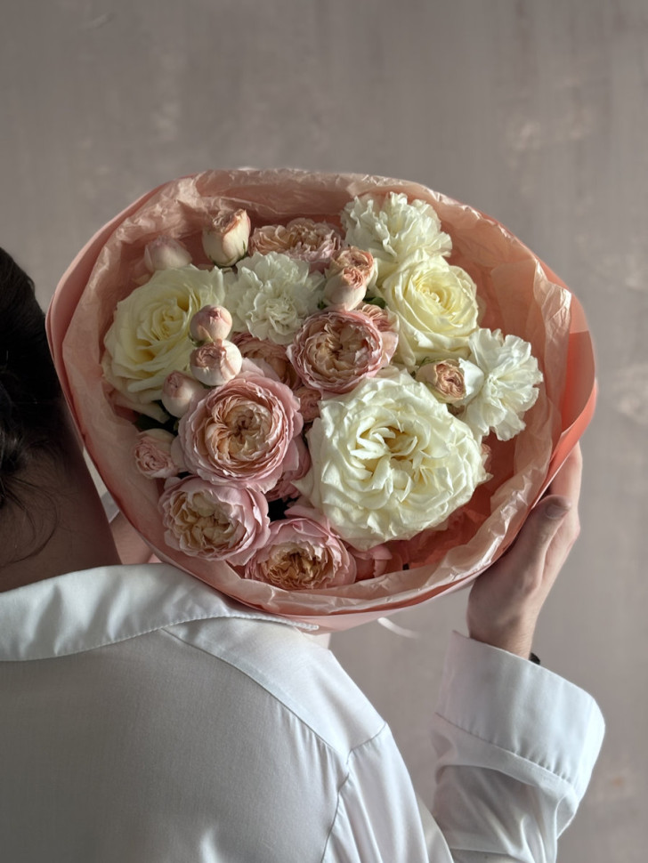 Авторский букет «Шёпот бутонов»