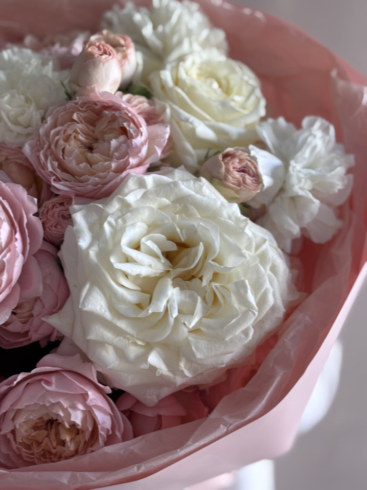 Авторский букет «Шёпот бутонов»