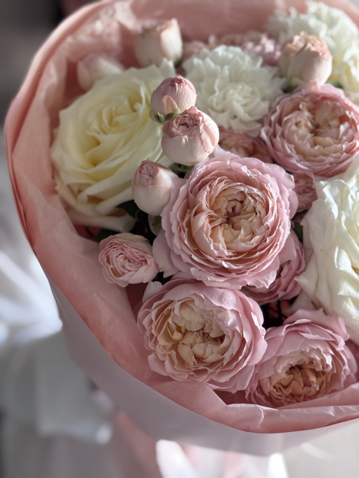 Авторский букет «Шёпот бутонов»