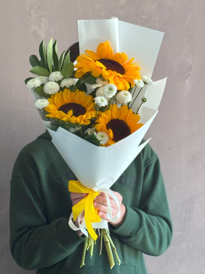 Букет с подсолнухом и хризантемой