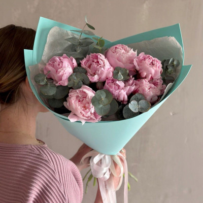 Букет из 7 пионов с эвкалиптом