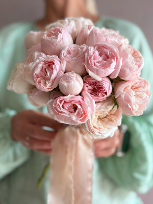 Букет из кустовых пионовидных роз