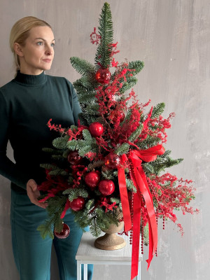 Ёлка «Алая симфония зимы»