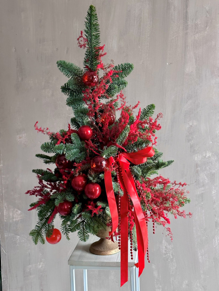 Ёлка «Алая симфония зимы»