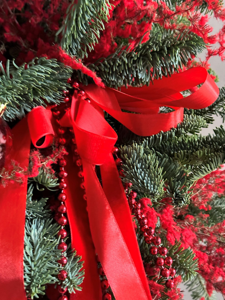 Ёлка «Алая симфония зимы»