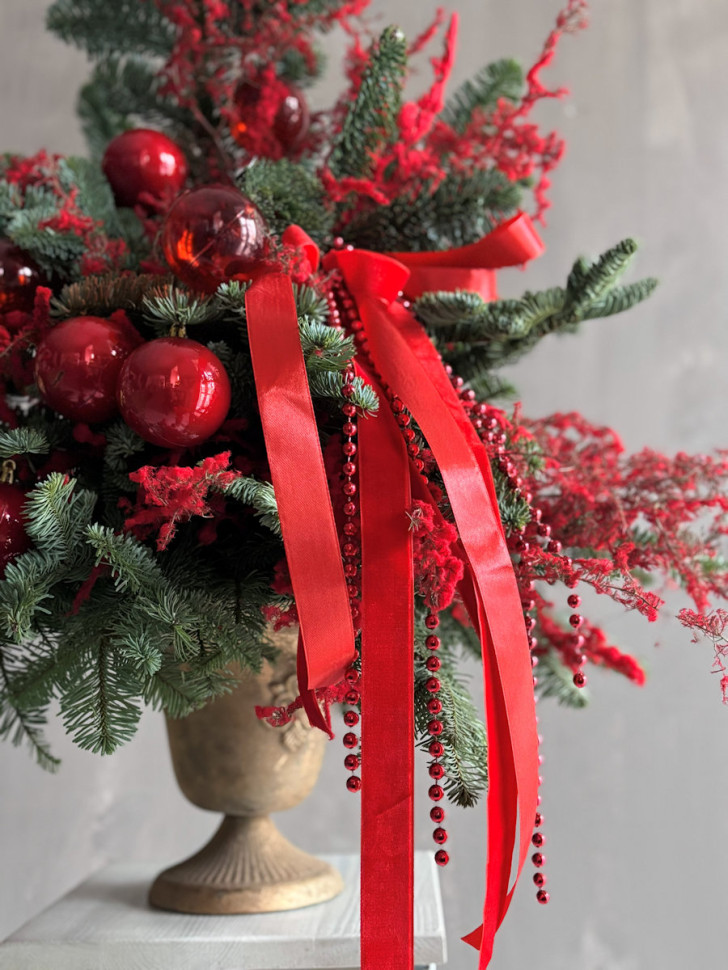 Ёлка «Алая симфония зимы»