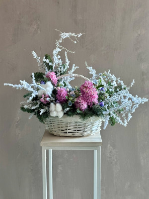 Корзина с гиацинтами