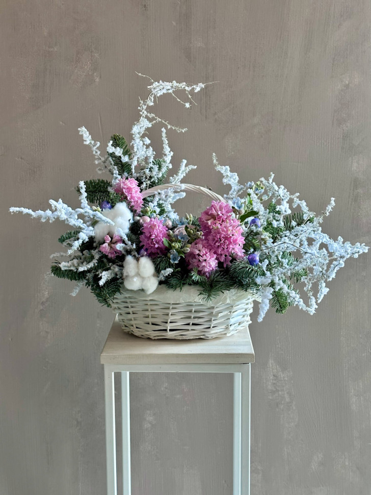 Корзина с гиацинтами