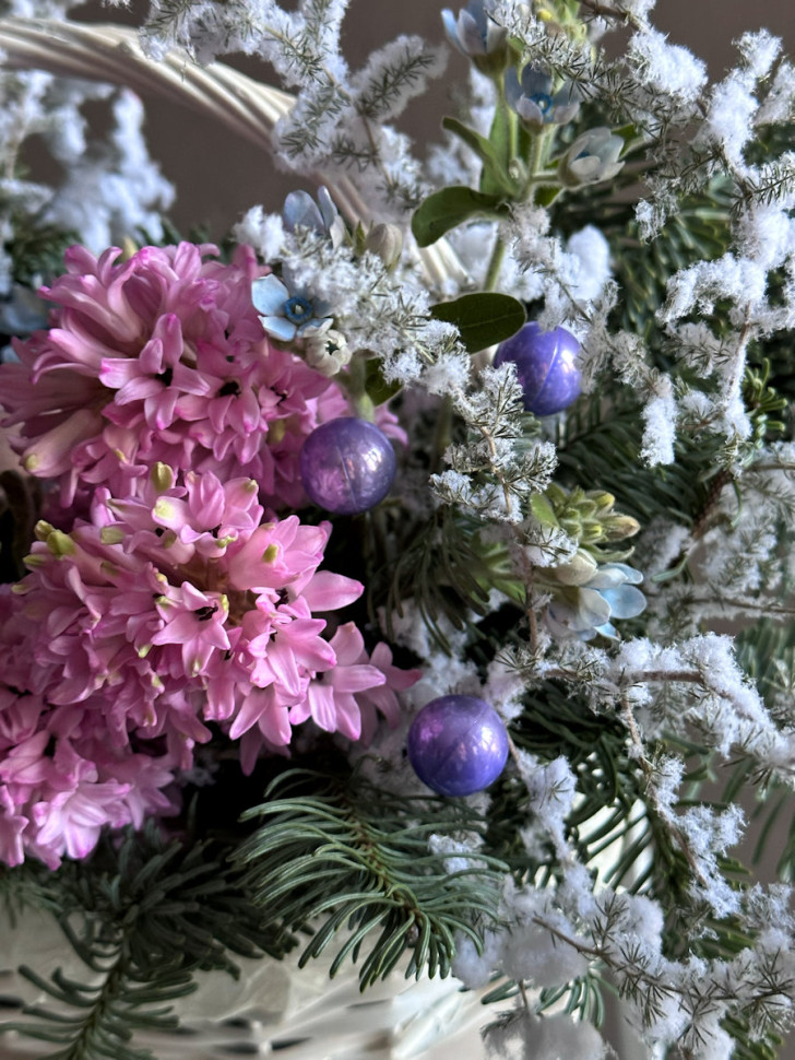 Корзина с гиацинтами