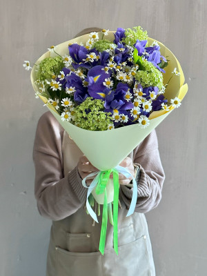 Букет «Фиолетовая симфония с ромашкой»